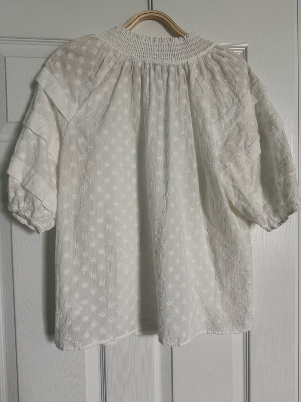 Rails 100% Cotton Women’s White Eyelet Embroidered Top with Ruffle Sleeves - M - Picture 2 of 6